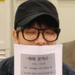 Black hair/Brown eyes/Capricorn/Type A/91-er/Selfish/Be attracted by handsome guys and delicious foods.