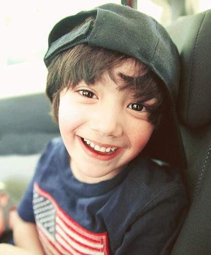 Aku uno. Kamu siapa?
 Anak kecil ganteng nan unyu dan polos yang lahir 2006 kemarin. UNO POLOS UNO GANTENG UNO IMUT LALALA YEYEYE (づ˘ ³˘)づ