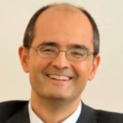Responsable de Internacionalización y Extensión Universitaria de la Universidad San Jorge. 
Amante de la montaña y corredor popular.