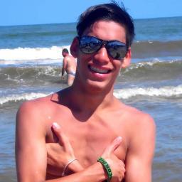 soy un buen chamo!! respeto a las mujeres... soy amoroso.. me encanta la rumba y ser lo mas feliz que pueda... Sigueme y te sigo