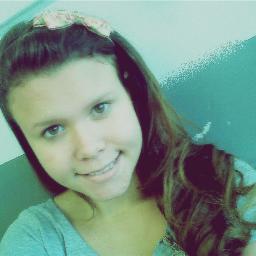 15 anos , sagitariana  ,namorando , familia , amigos , coca-cola , doritos , chocolate , cinema  . Muitas fãns  ;;!
               Follow-me ;;!
