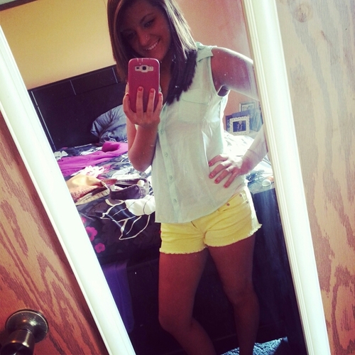 Heyyyy. Amanda, 20. Small town girl in a big world. Takin it one day at a time. =)
