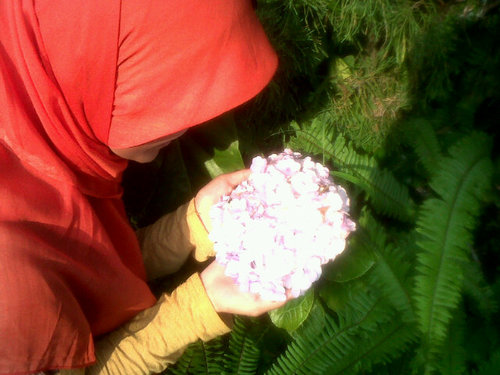 EndahWarini's profile picture. Beribadah bagaikan Esok kan Meninggal, Bekerja bagaikan akan Hidup Selamanya,,