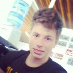 negão . feio e jogador de Voleibol ... http://t.co/8qAGpadVUJ