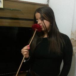eu sou uma menina simpatica ,legal,alegre,engraçada,divertida,odeio falsidade,e mentiras.