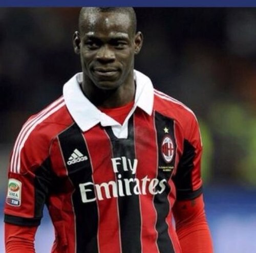 Wij tweeten het laatste nieuw over voetbalicoon Mario Balotelli in het Nederlands. Soms ook fut verlotingen via ruilvoorstel!