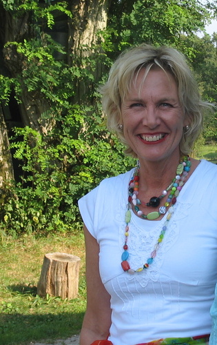 KaraBlok's profile picture. My first book is about Connection, People & Social Media: http://t.co/Gm5YuRoChq Working on English translation. Anglofile,  blogger, animal lover,tea drinker.