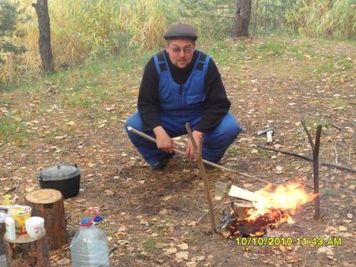 Только наши мужики могут надеть на ногу сразу два носка, потому что на одном дырка на пятке, а второй на пальце порвался.