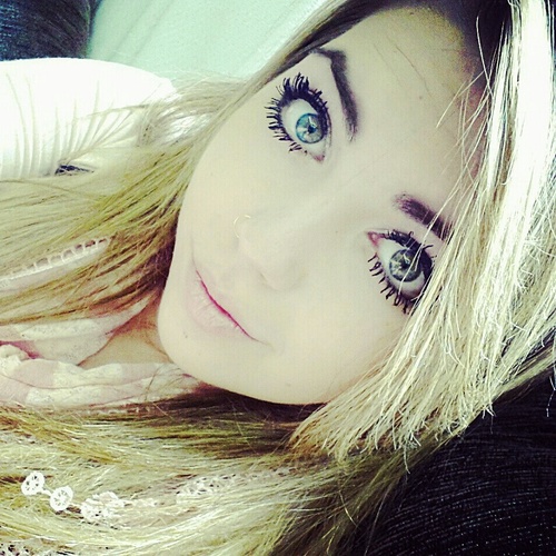 * Eu tenho esse jeito bobo pra rir, tímido pra agir e intenso pra amar. Sou uma mistura de amor e ódio, de bem e mal. Cuidado ao se aproximar (: