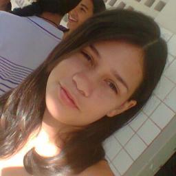 Eu sou assim mesmo; Sou de humor inconstante, olhares sonolentos, cabelo amanhecido, pensamentos distantes e de vida bagunçada.