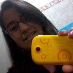 extrovertida, alegre e muito feliz.