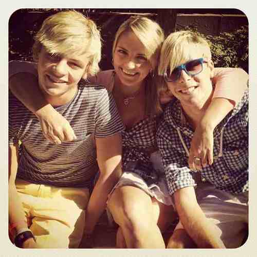 hey follow me and ill follow back this is my r5 account plz follow my other account @btrquetzali luv btr/r5/vic and my bff @btralbany luv mustaches