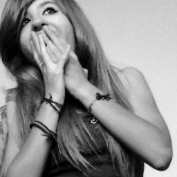 Gaúcha, Gremista, aquariana, olhos verdes, loira, louca, ciumenta, chata, irritante, amo mto elas    @coobbs_ e  @louuisebecker  u.u