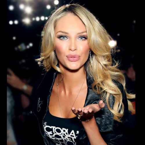 A girl should be two things: Classy & Fabulous 

-CoCo Chanel