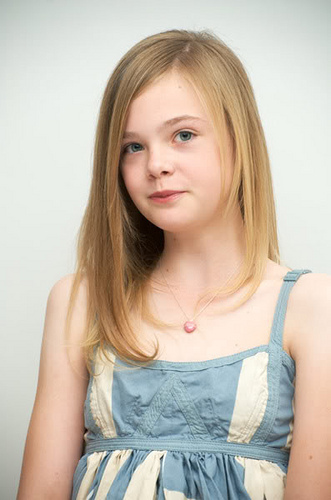 'HELLO' I'M MARY ELLE FANNING' I' LIKE DOLLS I'M FROM IN LONDON,ENGLAND NICE' TO MEET YOU. (^_^)! ELLE FC (BOT)...