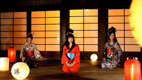 Female band, 3 dara cantik : Jilly (Vocalist), Chika (Keyboardist), Tanty (Violist). Genre J-Pop (japan Pop)