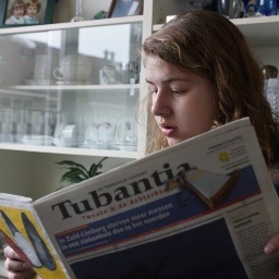 Filmmaker Zeebenen, Visueel verhalenmaker, Journalist, Analoog fotograaf, taartenbakker en reiziger. SvJ, Utrecht. Carleton University, Ottawa.