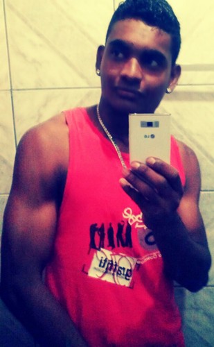 Eu santo?só no altar  ninguem 
nesse mundo é santo entao não se iluda
não sou o tal e não me 
sinto um , só faço do meu jeito que te enlouquece
