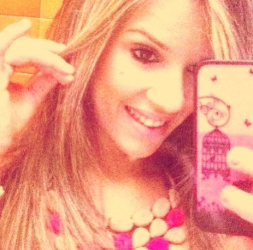 Prefiro não me definir, para ter a liberdade de mudar depois. Pra melhor, sempre... É preciso que me sintam, e não que me compreendam.