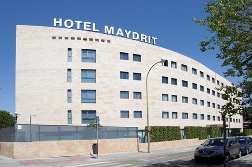 Hotel moderno y funcional de 4 estrellas, situado entre el aeropuerto de Barajas e IFEMA, una zona de gran actividad empresarial de Madrid. @Hoteles_Santos