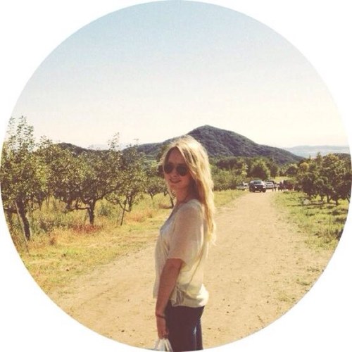 allyson_says's profile picture. listen; there's a hell of a good universe next door: let's go.