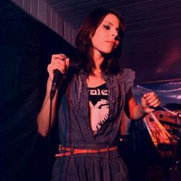 Vocalista da Luthiness, Psicóloga e Professora de Música, casada com João Gabriel e apaixonada por Rock....