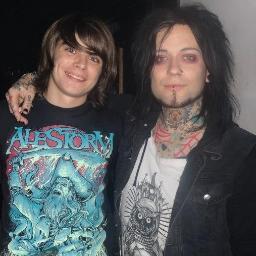 love thrash metal, melodic metal, black metal, hard rock, all the good stuff \m/ Guitarist in the metal band @VeinsofVenom1