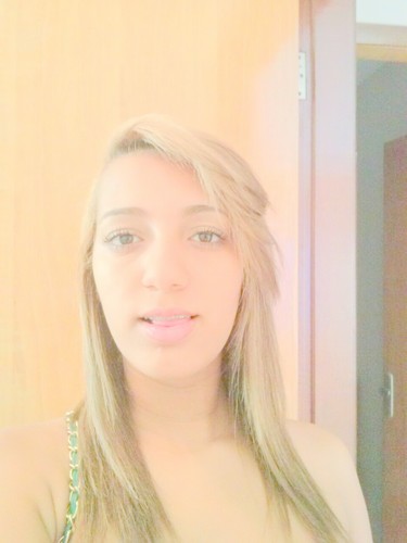 Aquariana,apaixonada,música,dançar,engraçada,romantica,amiga,parceira e sempre de bem com a vida =)