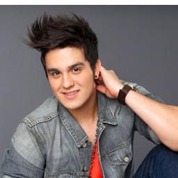 Em meu vocabulário faltam palavras para expressar meu amor e meu sentimento pelo nego mais lindo do neverso @luansantana (31/07/2012 VivoComLuanS)