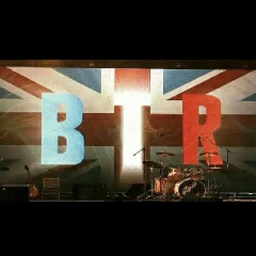 We are Rushers, Our Nicknames are Bia's, cause our names are Beatriz and Bianca. We are from Brazil, and @TheCarloPena And @1LoganHenderson are our husbands