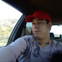 simple mente soy yo y trato de ser feliz siempre pues la vida es una sola