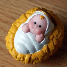 Pequeño, rulos rubios, cachetón y generalmente de porcelana. Observe aquí mi #DivinoMiembro, instalación a domicilio. And remember #YoReinaré