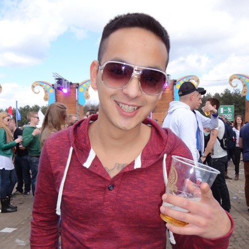 You only live once! Tom/ Identical twins/ 22 years old/ livin in Hulst/ Love playing guitar/ love my friends/ love to party/ love lifee