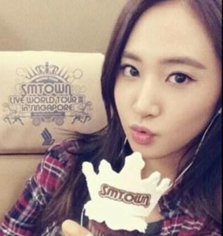 อันยอง ..^ ^ ชั้น 'ควอน ยูริ' แห่งวง SNSD ยูลน่ารักและเฟรนลี่ ยูลเซ็กซี่นะจะบอกให้ อยากรู้จักยูลมากกว่านี้ ก้อลองมาคุยกันนะ ~ ♥