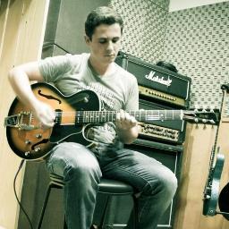 Produtor musical e músico. Toco guitarra, violão e baixo.