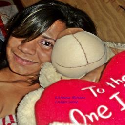Apenas uma Garota com ALEGRIA de uma Criança;
A Malícia de uma Adolescente;
e Sentimentos de Mulher .