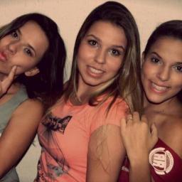 Somos três irmãs, super unidas e amigas! Cada uma com seu jeitinho, então decidimos mostrar um pouco de cada uma no nosso blog! Dê uma olhadinha =)