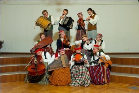 Folkloras kopa KOKLE, patīk muzicēt, spēlēt, iepriecināt citus un baudīt dzīvi!