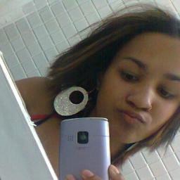 ×ela é um poço de qualidade defeito e cada jeito dela é uma emoção , perfeito é só um convite pro que ela tem no coração ♫ . ×