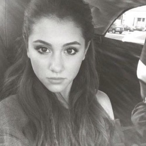 I LOVE @ArianaGrande @AmandaSeyfried Aks for follow back ❤❤