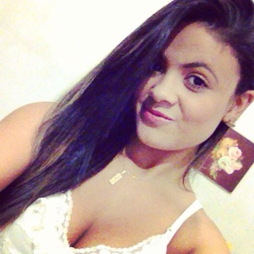 “Porque viver é ser. E eu sou, meu Deus do céu, eu sou.
Meio desajeitada, meio apressada, meio abusada, mas sou.”