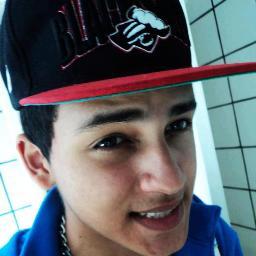 Editor de vídeo,cantor,compositor é Guitarrista da Banda La Familia 69
