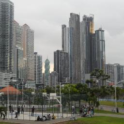 La persona más feliz del mundo es aquella que sabe reconocer los méritos de los demás y pueda alegrarse del bien ajeno como si fuera propio