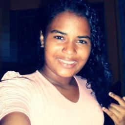 '' umα gαrotiinhα q vê o mundo cor de rosα , e nαo deishα de ser sonhαdorα , e emborα vivα α vidα , preferiα estαr num conto de fαdαs!.