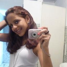 Tenho estilo pra fazer vc pirar não sou dessas garotas que só pensam em gastar eu sei o q é bom ou não é...