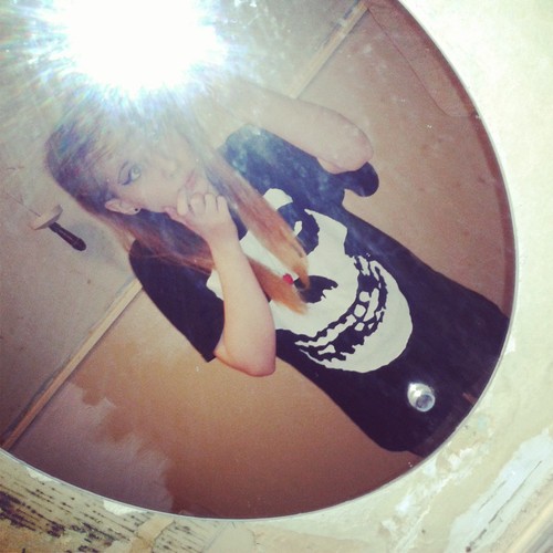 pink, falling in reserve, green day, paramore, a day to remember3, i follow back..