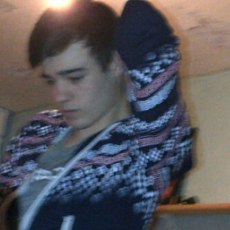 17, Single, have good friends and up for a good laugh :L