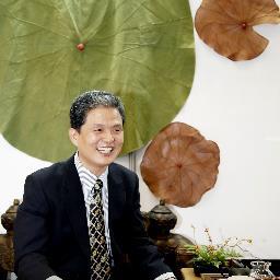 한국에 약선을 만들고 질병없는 삶을 위한 음식을 연구하고 있다.