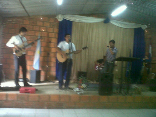 NO me gusta la política más sí el deporte..la Música,la Flía y los Amigos lo son todo en mi vida!