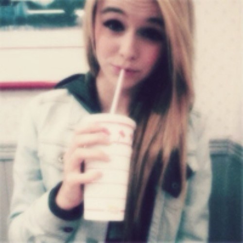 13. just abother walflower with a bad selfesteem. { @noceda97 te amo }.